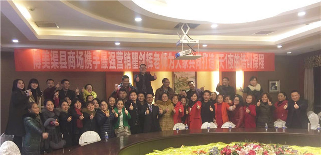 ²©ÃÀÇþÏØÉ̳¡²¿·ÖÉ̼Ҽ°É̳¡Ô±¹¤ÓëöĽ²Ê¦ºÏÓ°