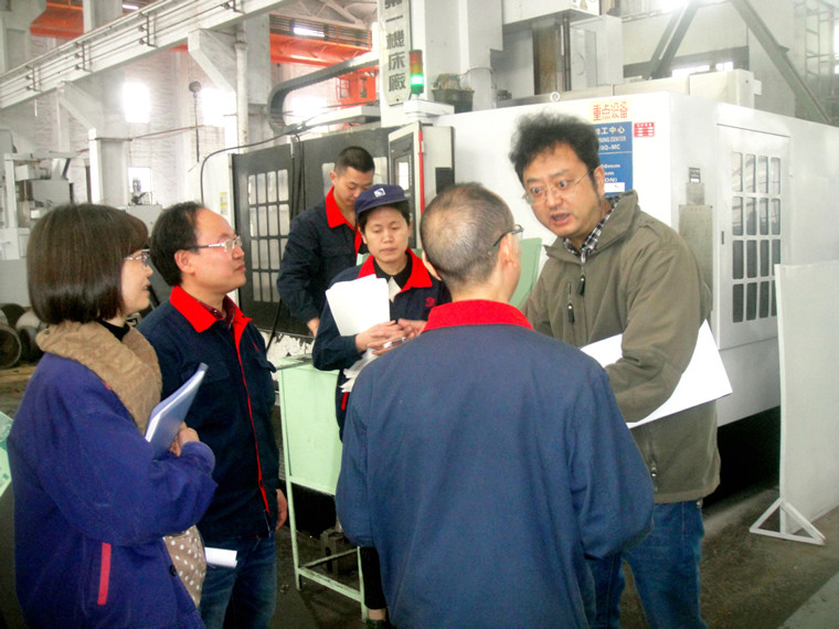 ר¼Ò£¨ÓÒ1£©ÔÚ³µ¼ä¼ì²éÊÂÇé